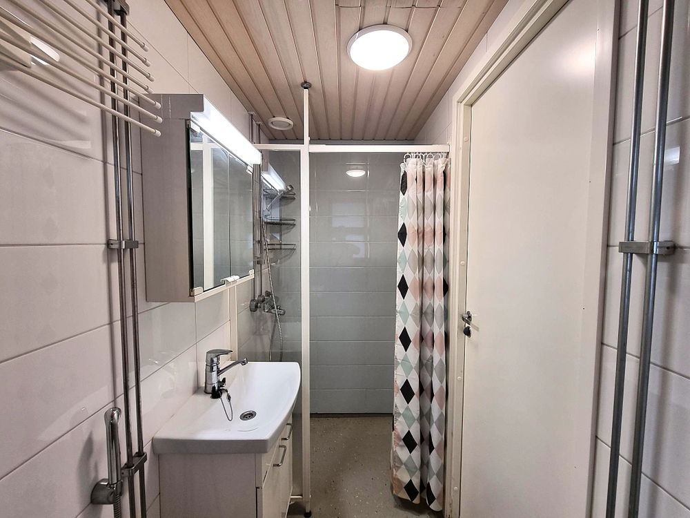 https://cdn.imghoas.fi/11701054/asiakkaankatu6-kolmio74m2-kylpyhuone.jpg?class=carousel