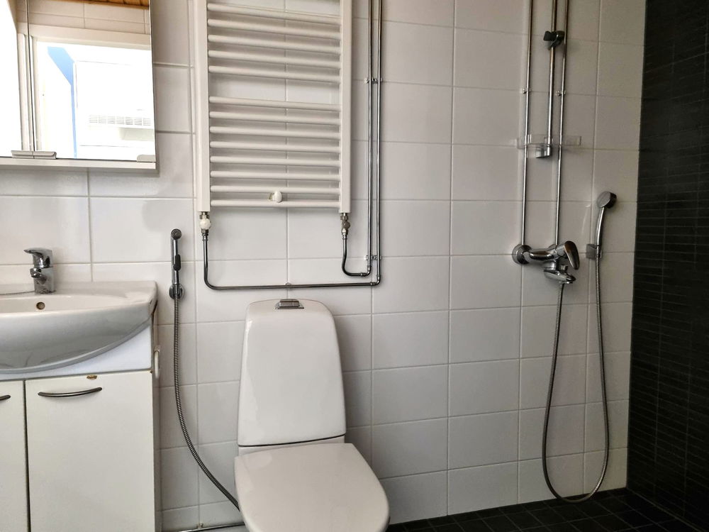 https://cdn.imghoas.fi/13804090/siltakuja2g130-kaksio46m2-kylpyhuone.jpg?class=carousel