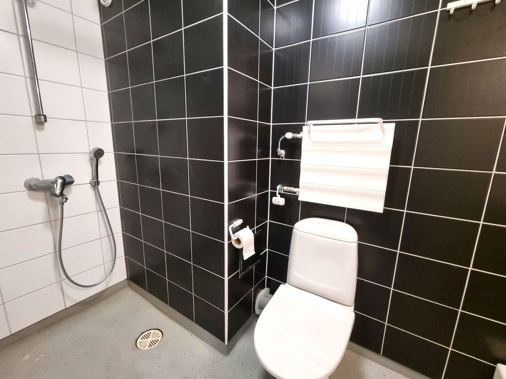 https://cdn.imghoas.fi/14504030/kurkisuontie12-kolmiosolupohja-kylpyhuone.jpg?class=carousel