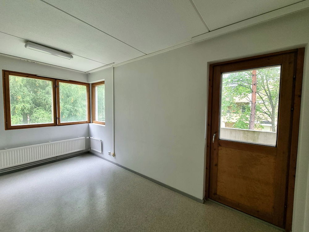 https://cdn.imghoas.fi/14504030/kurkisuontie12-kolmiosolupohja-olohuone.jpg?class=carousel