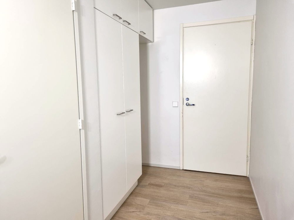 https://cdn.imghoas.fi/15502082/majurinkulma2-c60-kaksio585m2-eteinen.jpg?class=carousel