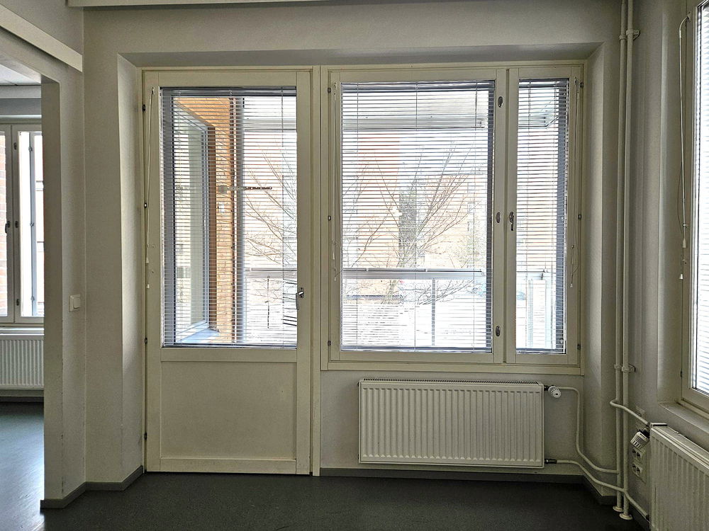 https://cdn.imghoas.fi/16901034/vondaehninkatu14-kaksio595m2-huoneikkunat.jpg?class=carousel