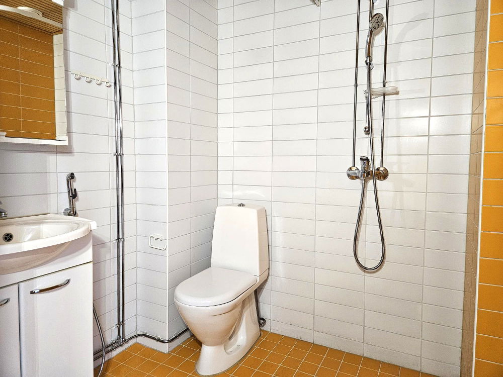 https://cdn.imghoas.fi/17801042/valimerenkatu5-a65yksioyhteiskeittio245m2-kylpyhuone.jpg?class=carousel