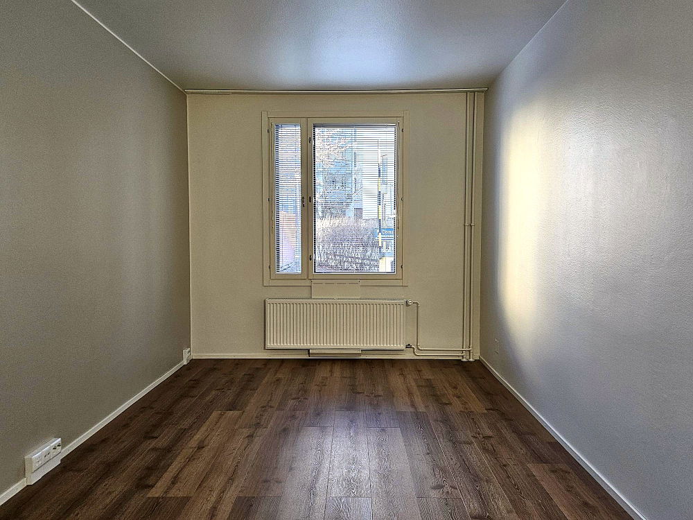 https://cdn.imghoas.fi/19001018/leppasuonkatu7-a2kaksio56m2-huone1ikkuna.jpg?class=carousel