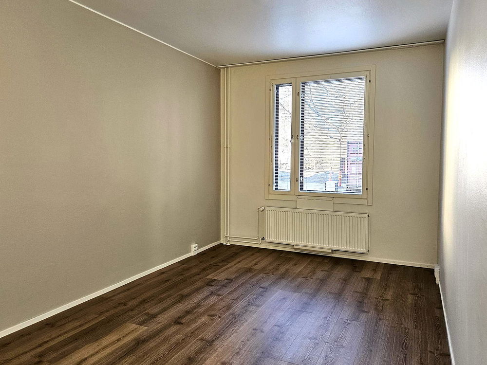 https://cdn.imghoas.fi/19001018/leppasuonkatu7-a2kaksio56m2-huone2ikkuna.jpg?class=carousel