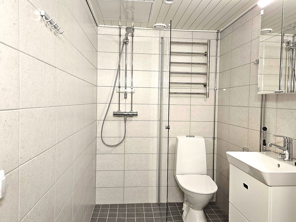 https://cdn.imghoas.fi/19001018/leppasuonkatu7-a2kaksio56m2-kylpyhuone.jpg?class=carousel