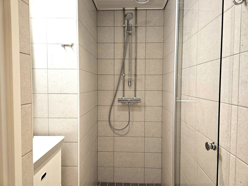 https://cdn.imghoas.fi/19001030/leppasuonkatu7-a5kaksio375m2-suihku.jpg?class=carousel