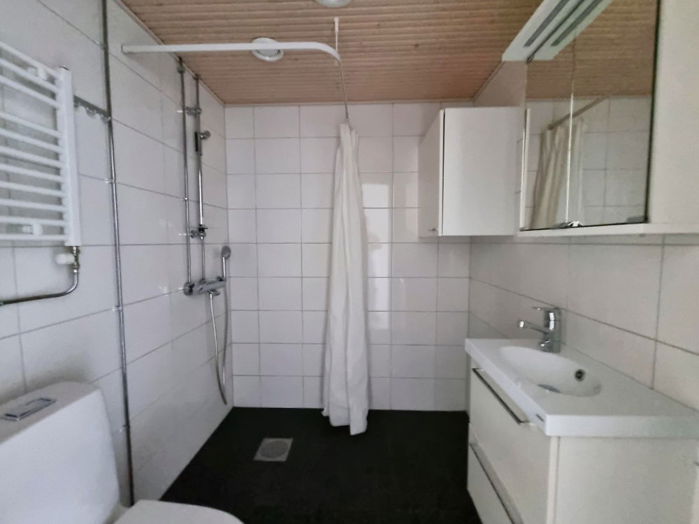 https://cdn.imghoas.fi/20301082/kettutie19-yksioalkovilla-kylpyhuone.jpg?class=carousel